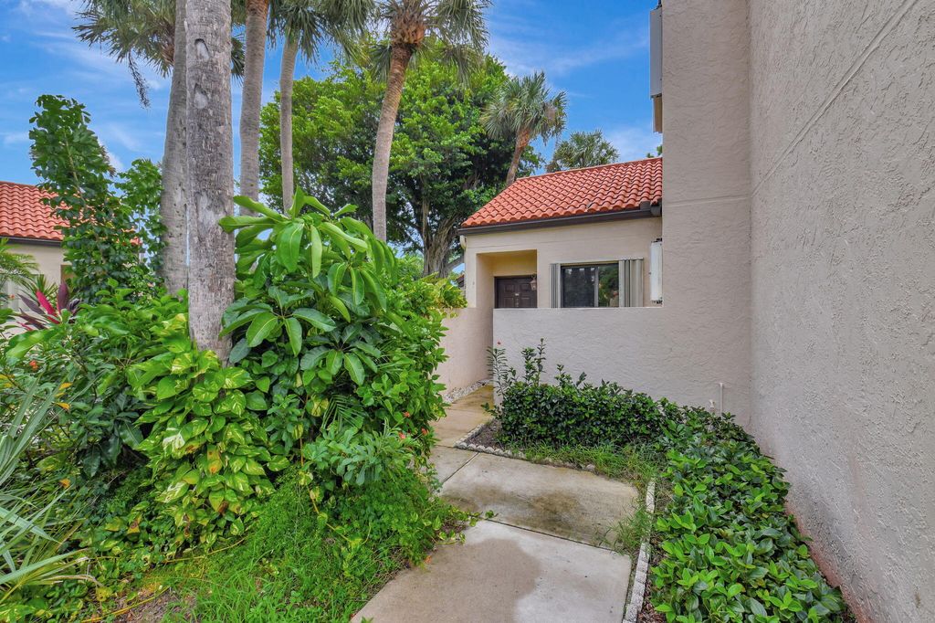 Photo of 22 Via De Casas Sur #101, Boynton Beach, FL 33426 (MLS # R11047841)