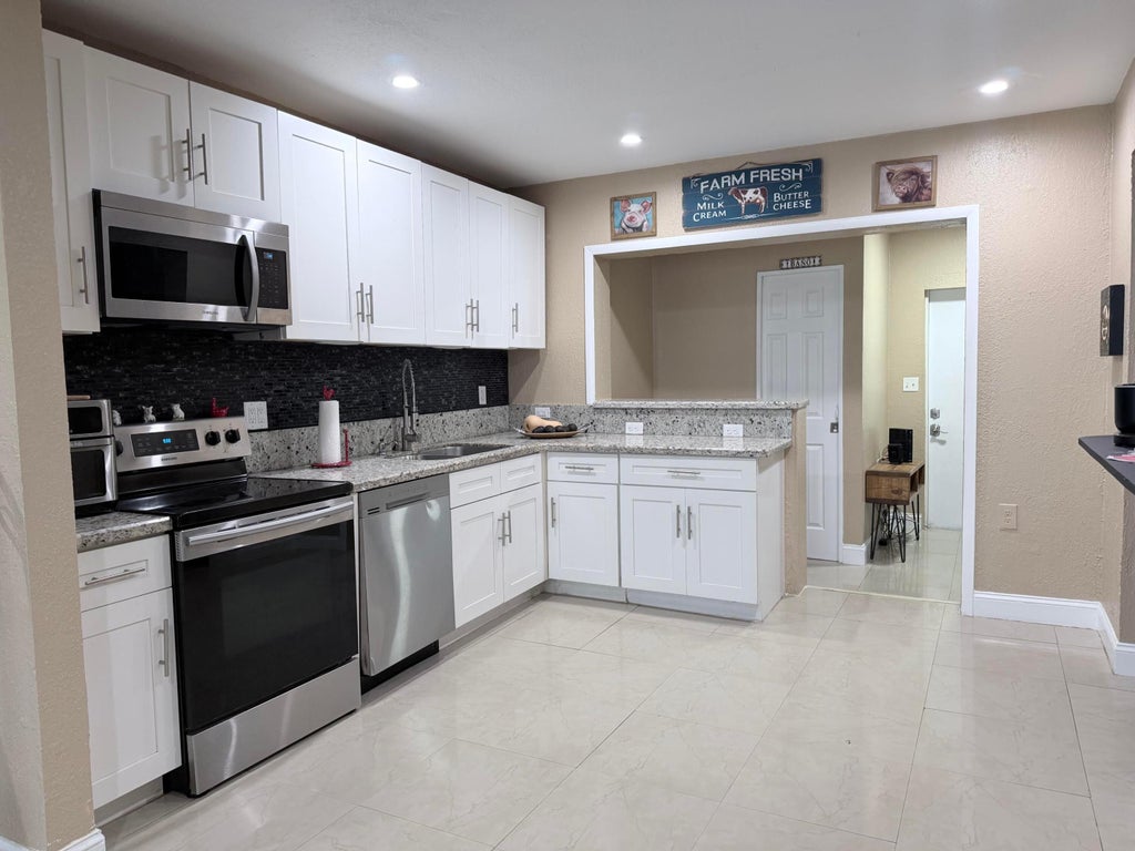 Photo of 2000 SW 95TH Terrace, Miramar, FL 33025 (MLS # B26071097)