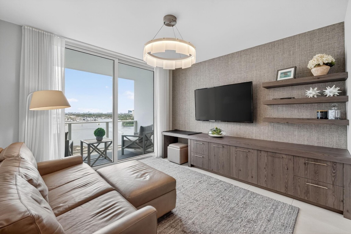 401 N Birch Road 1103