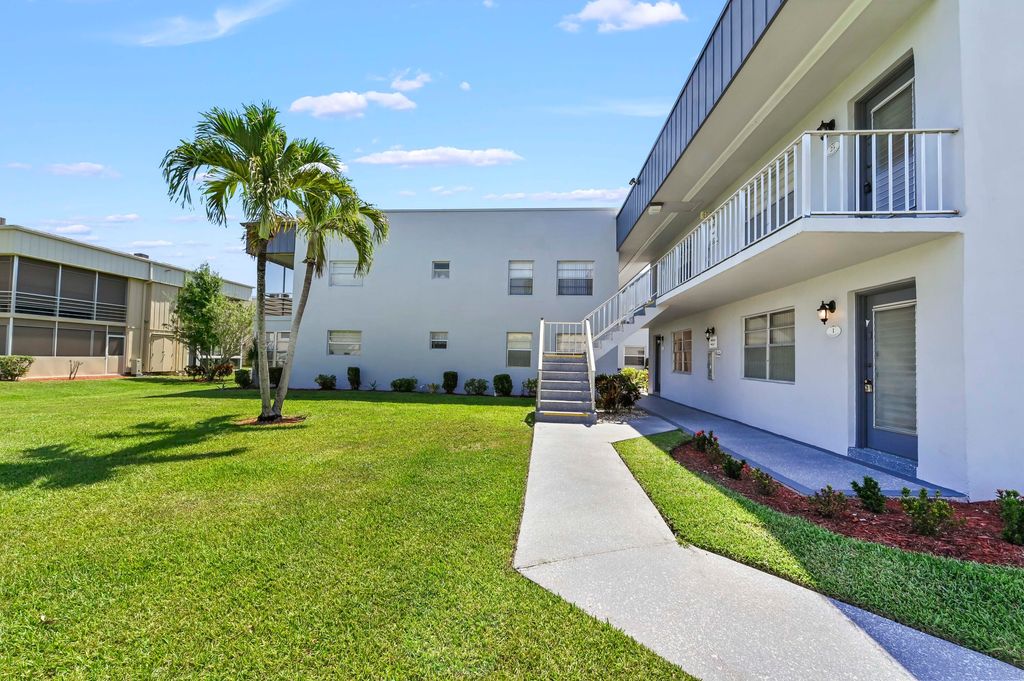 Photo of 1 Burgundy, Delray Beach, FL 33484 (MLS # B26026610)