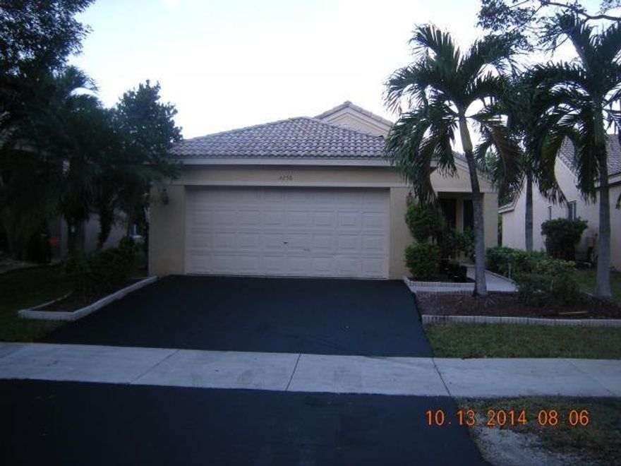ONE STORY HOME AT THE RIDGES.  JUST PAINTED ALL THROUGH.  NEW VINYL FLOORS ON ALL BEDROOMS. NEW BLINDS, NEW CEILING FANS.  GREAT COMMUNITY WITH TONS OF AMMENITIES; POOLS,GYM,CLUBHOUSE,TENNIS AND BASKETBALL COURTS.  CLOSE DISTANCE TO DINNING AND SHOPPING.  A+ RATED SCHOOLS.