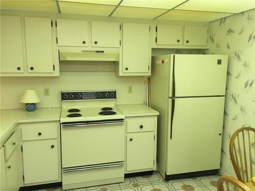 PRICED TO SELL! 1BEDROM/1BATH. GOOD SHAPE. CARPET IN LIVING AREA AND BEDROOM. SPACIOUS EAT IN KITCHEN. NICE BIG BEDROOM OVERLOOKING THE GARDEN. ENCLOSED PATIO WITH JALOUSIE WINDOWS. CLEAN AND COZY....A MUST SEE! ENJOY WYNMOOR'S COUNTRY CLUB LIFESTYLE! DETAILS/COMMENTS POSTED ARE NOT GUARANTEED. ASSOC REQUIRES 20% DOWN & 1 OCCUP 55+