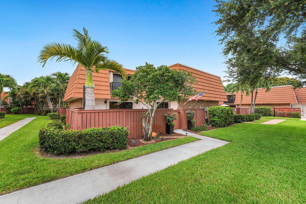 Photo of 2818 Waterford Drive N, Deerfield Beach, FL 33442 (MLS # B26040806)
