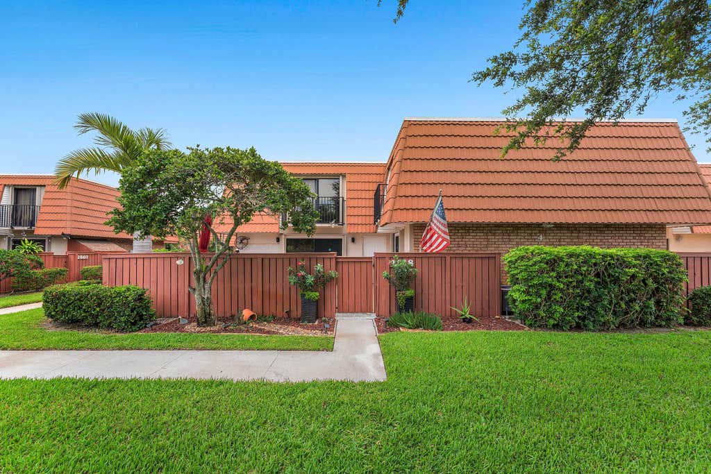 Photo of 2818 Waterford Drive N, Deerfield Beach, FL 33442 (MLS # B26040806)