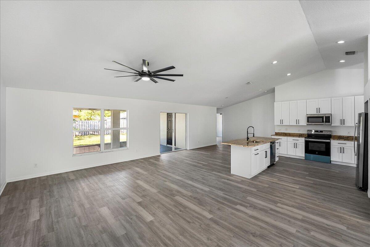 1525 SW Leisure Lane