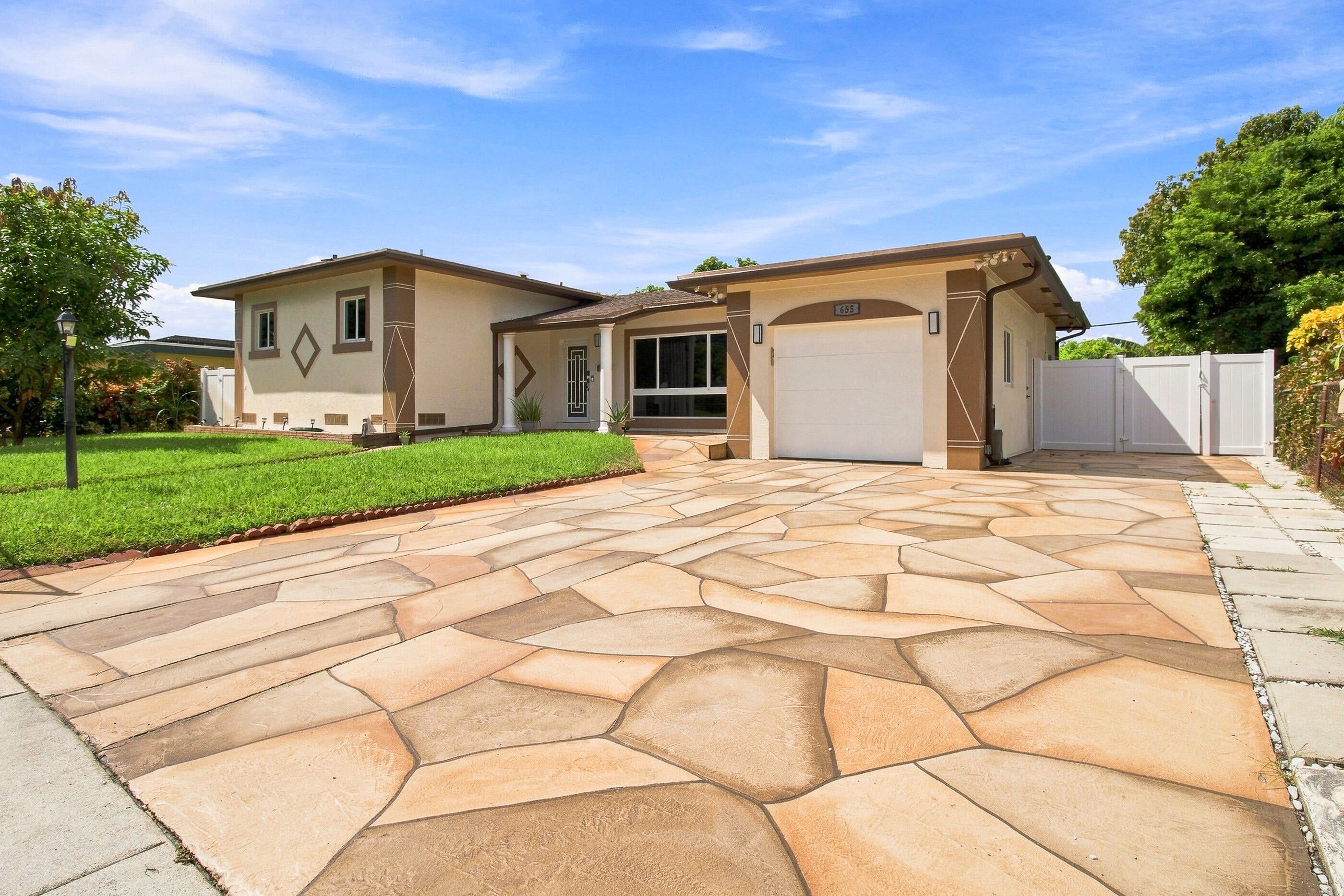 655 W MELROSE Circle