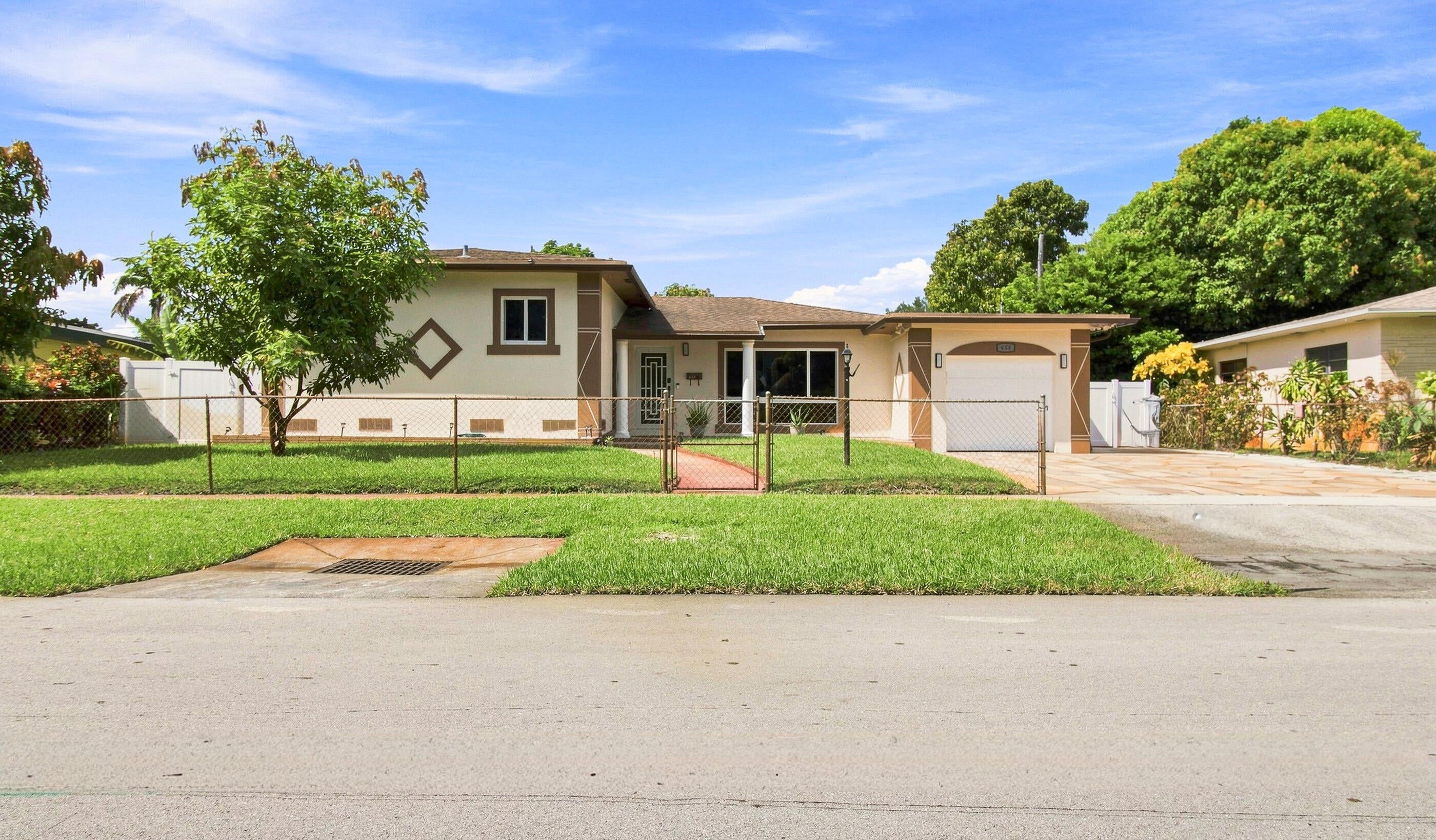655 W MELROSE Circle