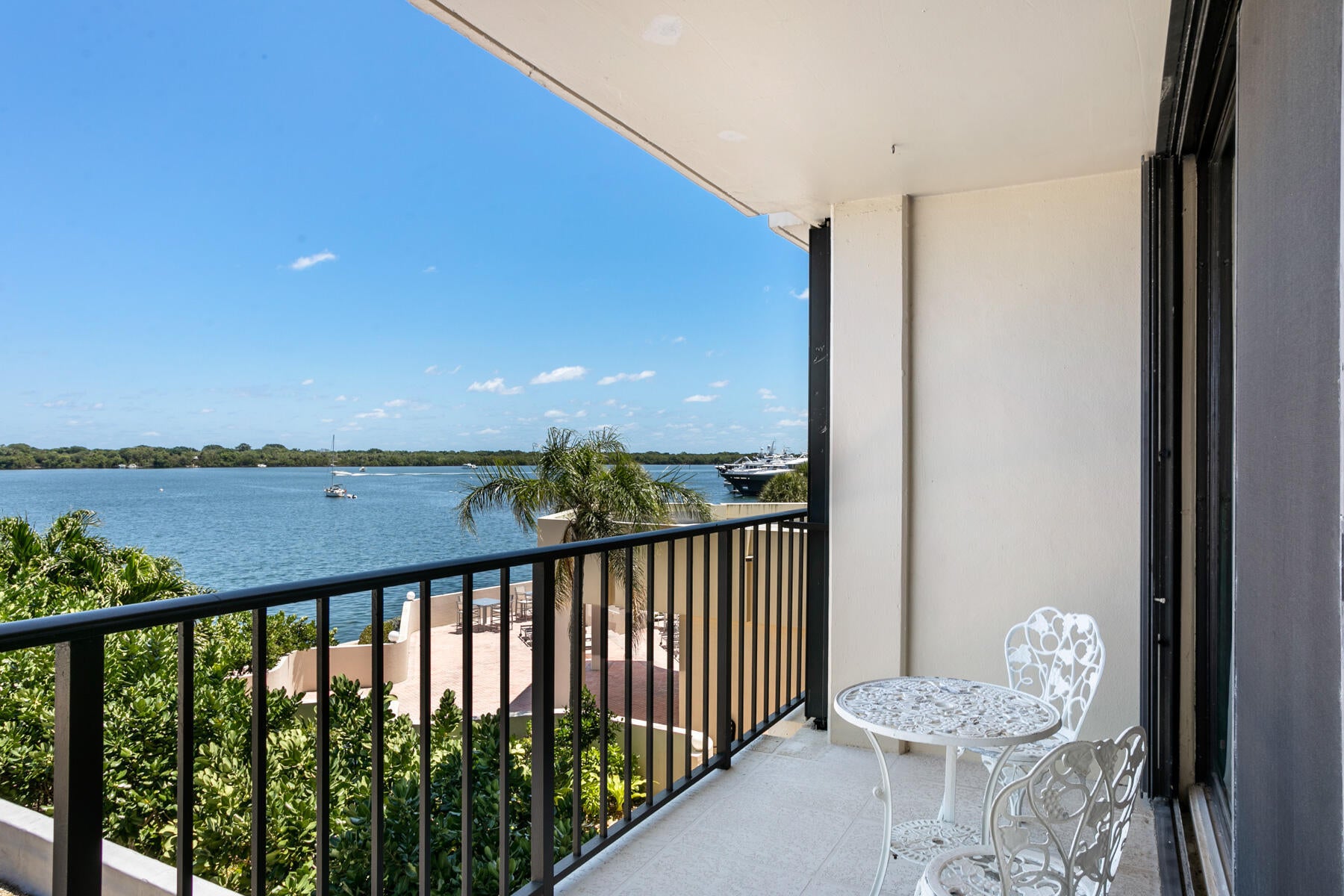130 LAKESHORE Drive 322