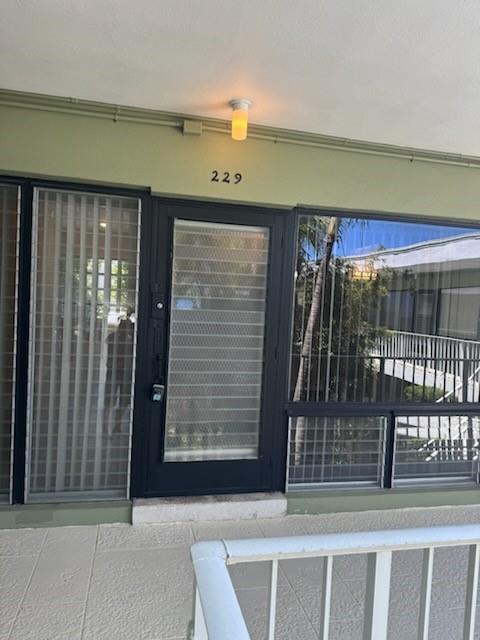 SPACIOUS 1 BED, 1 BATH, AC WALL UNIT IN EACH ROOM, WELL MAINTAINED BOUTIQUE BUILDING LOCATED IN THE HEART OF FORT LAUDERDALE. PERFECT FOR PEDESTRIAN LIFESTYLE, 6 BLOCKS TO GROCERY STORE, 4 BLOCKS TO GALLERIA MALL, 100 FT TO GATEWAY SHOPPING CENTER WITH MOVIES AND RESTAURANTS. JUST OVER A MILE TO BEACH. LAUNDRY FACILITY ON SITE. LUSH LANDSCAPING. EASY TO SHOW! FAST APPROVAL!