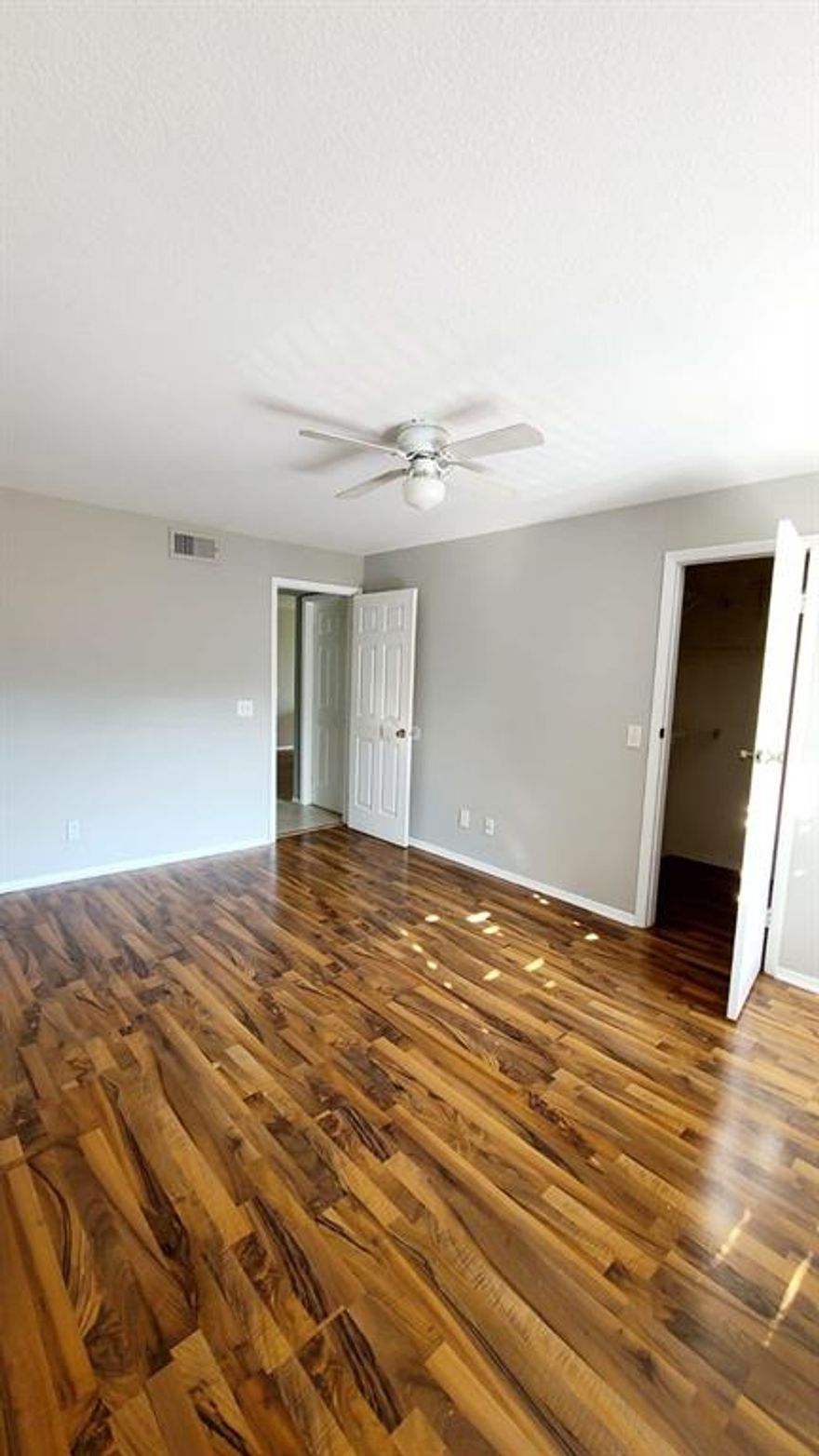 Gorgeous Unit!!! Centrally located, minutes from the Beach and Downtown Delray . The community offers many amenities including a clubhouse, pool, tennis courts, beautiful lake views and much more.