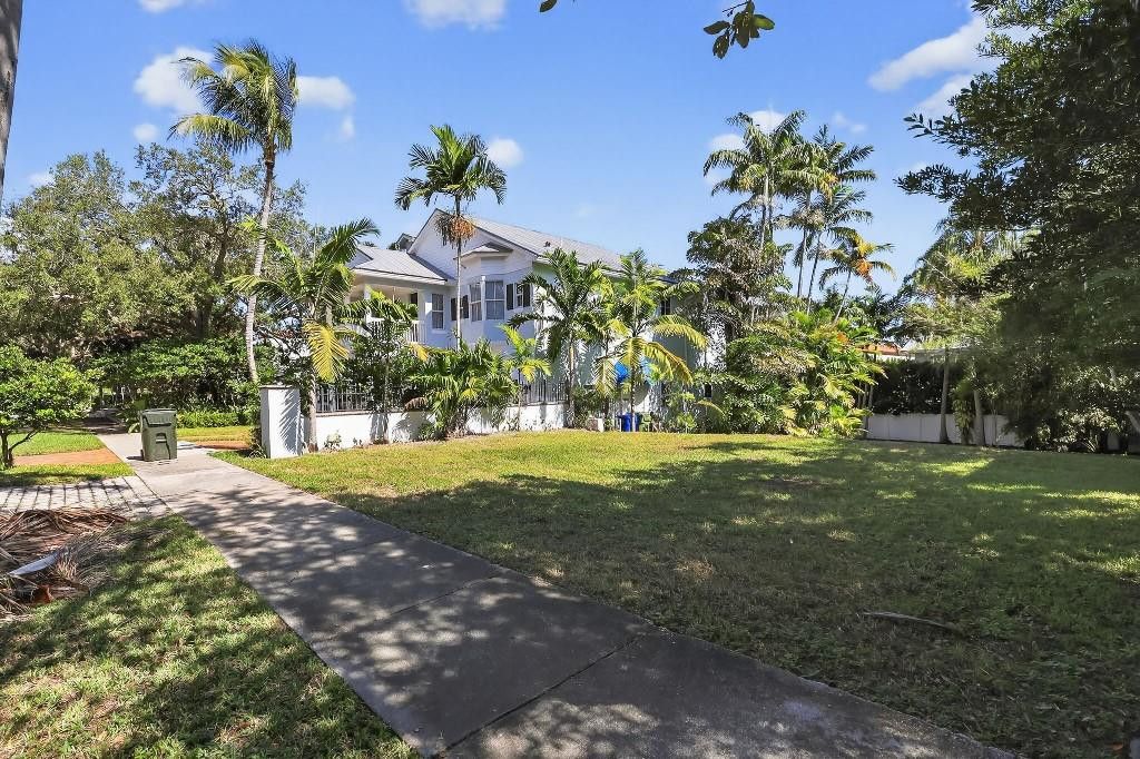 Photo of 1018 SE 13th Terrace, Fort Lauderdale, FL 33316 (MLS # F10536125)