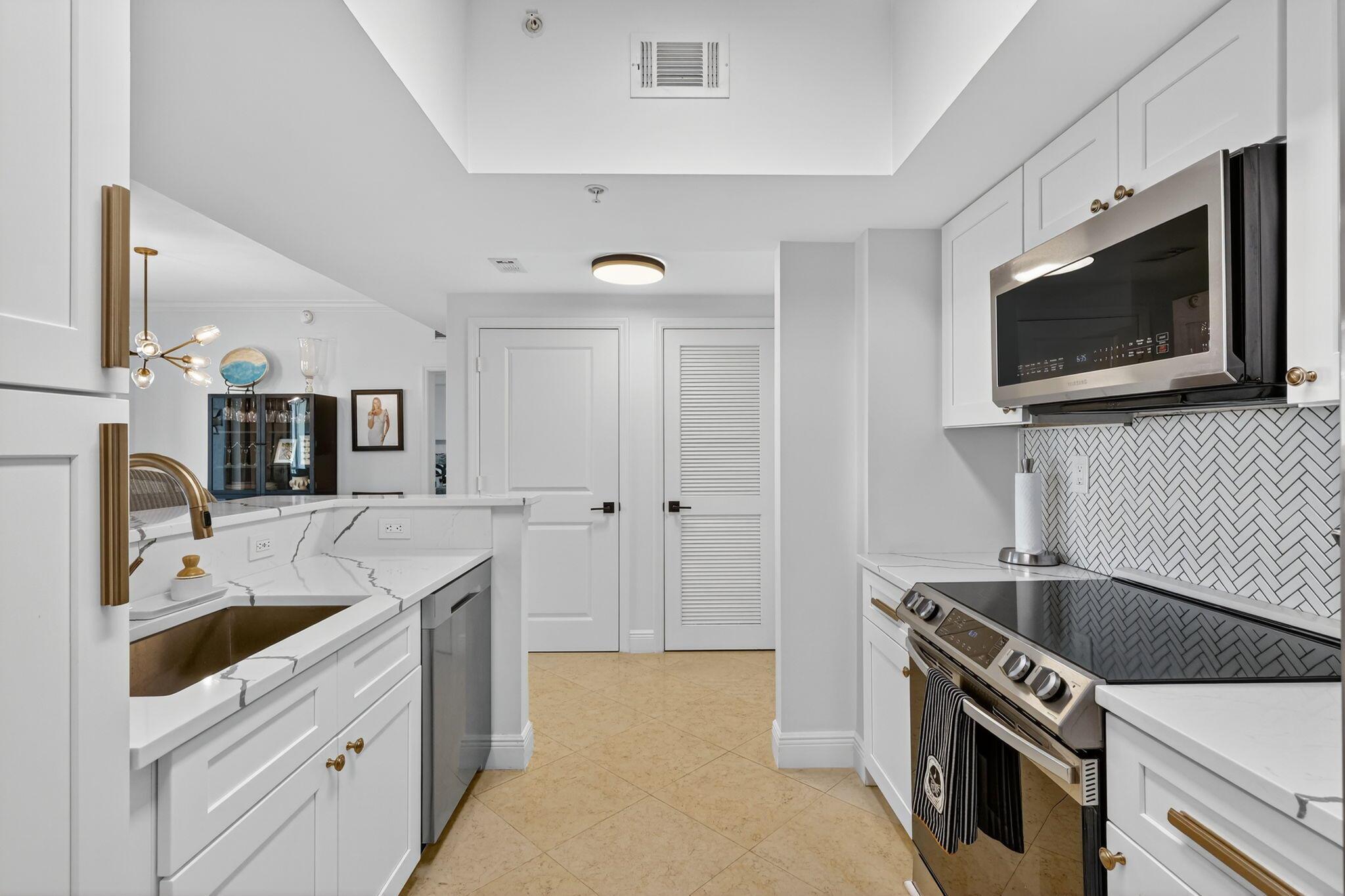 HARBORAGE YACHT CONDO - Residential