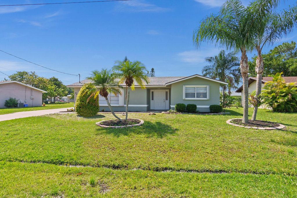 Photo of 584 SE Greenway Terrace, Port Saint Lucie, FL 34983 (MLS # R10802354)