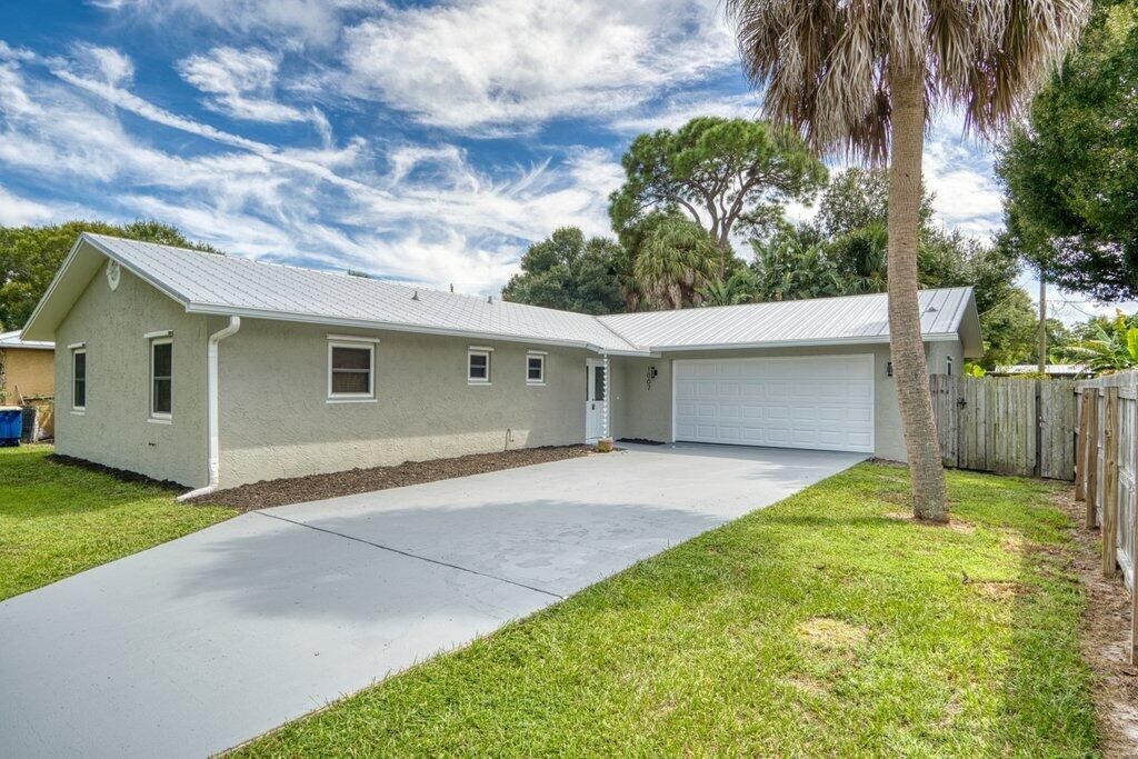 Photo of 1007 Gatewood Avenue, Fort Pierce, FL 34982 (MLS # R11127305)