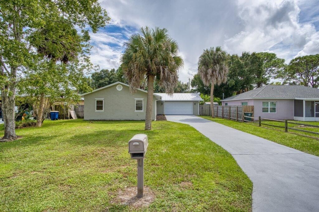 Photo of 1007 Gatewood Avenue, Fort Pierce, FL 34982 (MLS # R11127305)