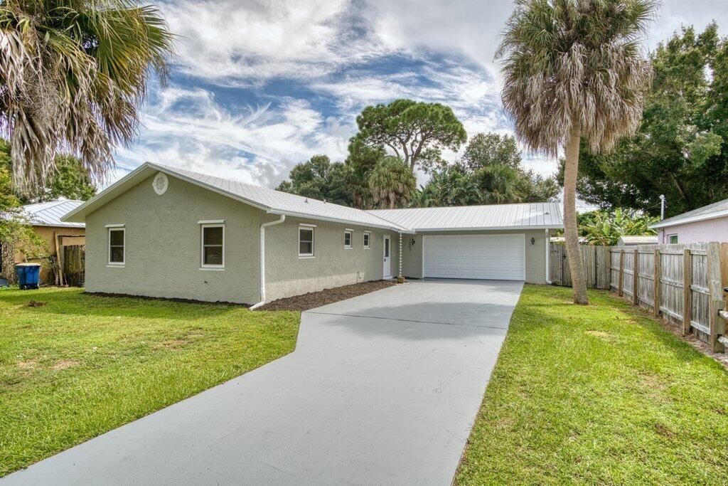 Photo of 1007 Gatewood Avenue, Fort Pierce, FL 34982 (MLS # R11127305)