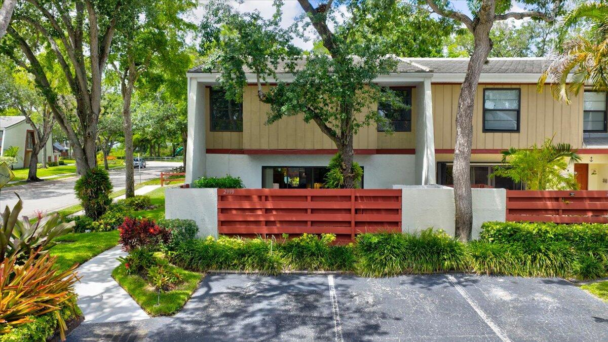 FAMILY TOWNHOUSES OF THE LAKES - Residential