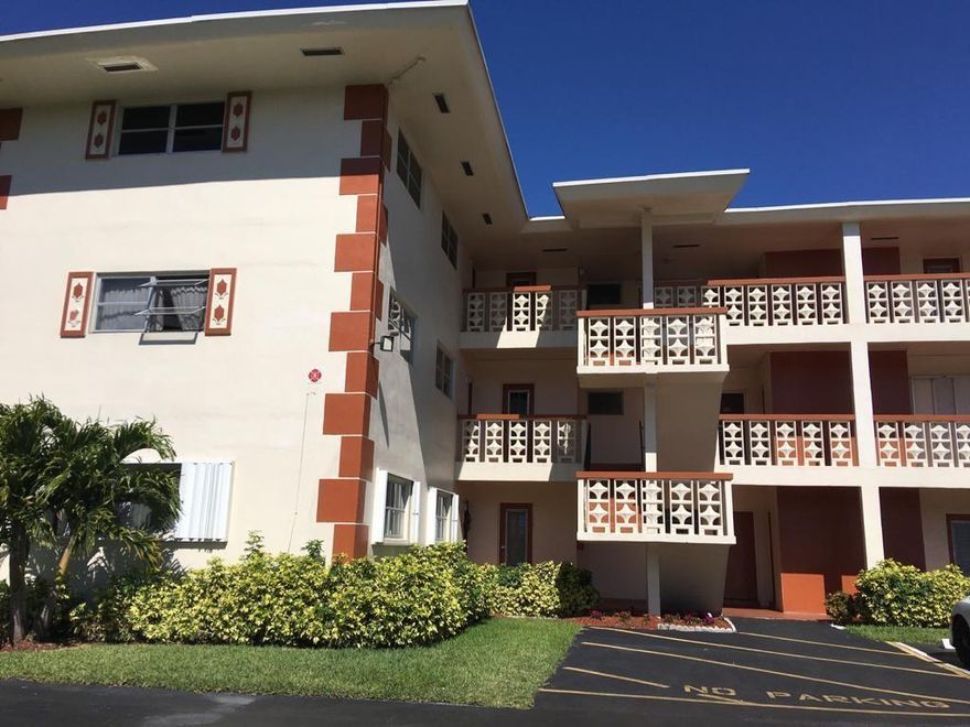 GREAT ALL AGES FIRST FLOOR 1 BEDROOM 1 BATHROOM CONDOMINIUM IN A QUIET RESIDENTIAL AREA READY TO MOVE IN.  WHITE APPLIANCES, TILE IN ALL WET AREAS, ENCLOSED FLORIDA ROOM, WELL MAINTAINED 3 FLOORS BUILDING.  ASSIGNED PARKING SPACE IN FRONT OF THE UNIT.  ENJOY THE LAKE VIEW.   CLOSE TO THE POOL AND CLOSE TO MAIN ROADS AND TURNPIKE.  10 MIN. DRIVING TO SAWGRASS MALL.  ASSOCIATION LAKE PARK GARDENS PH:  954-916-7093.