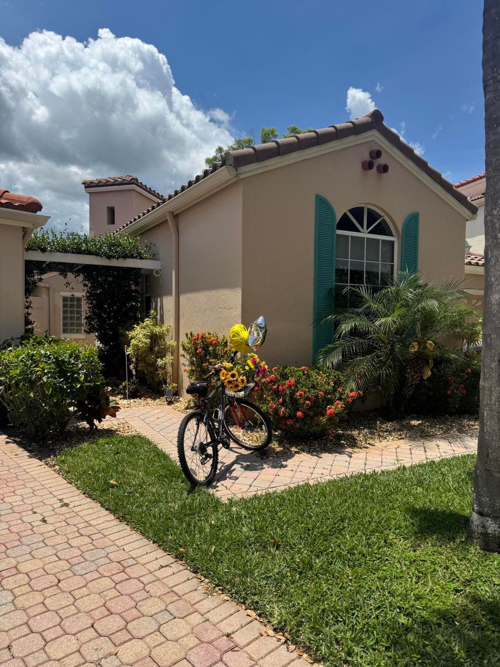Photo of 48 Via Del Corso, Palm Beach Gardens, FL 33418 (MLS # B26028248)