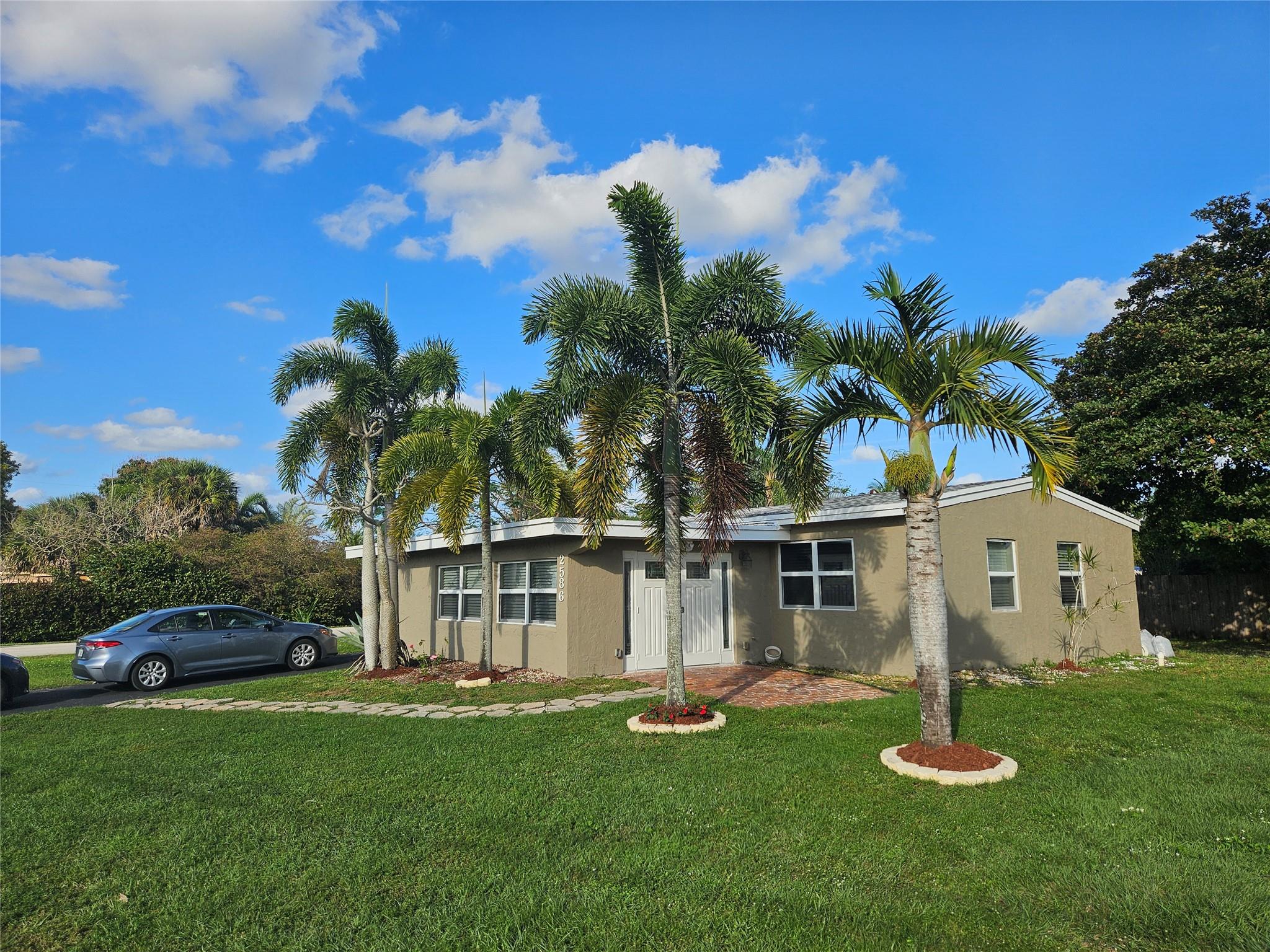 WHAT A BEAUTY!!! HUGE CORNER LOT SINGLE FAMILY HOME , NEWER STAINLESS STEEL APPLIANCES, NEW ROOF, LAUNDRY ROOM WITH FULL SIZE WASHER/DRYER, 3/2 PLUS A DEN THAT CAN BE USED AS A 4TH BEDROOM,2 A/C UNITS , IMPACT WINDOWS, NEW PAINT, BACKYARD PARTIALLY FENCED, NEW DISPOSAL, TILE FLOORS THROUGHOUT, NO HOA, QUICK APPROVAL, MOVE IN READY, EASY TO SHOW!!!