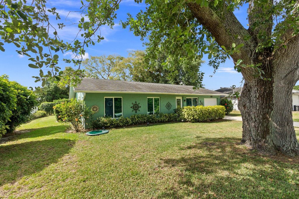 Photo of 422 SW Sansom Lane, Port Saint Lucie, FL 34953 (MLS # R10973187)
