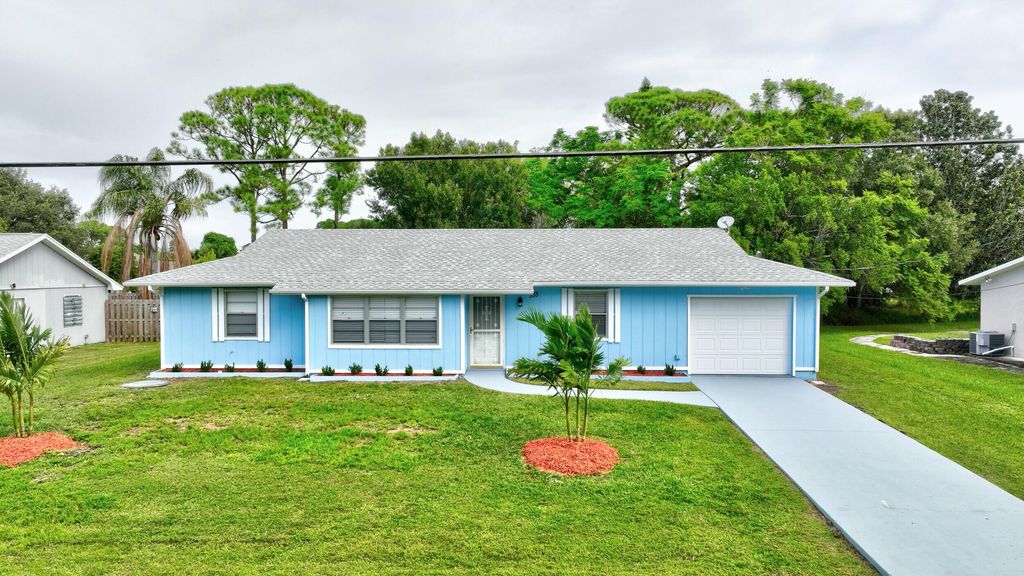 Photo of 333 SE Thanksgiving Avenue, Port Saint Lucie, FL 34984 (MLS # R10946920)