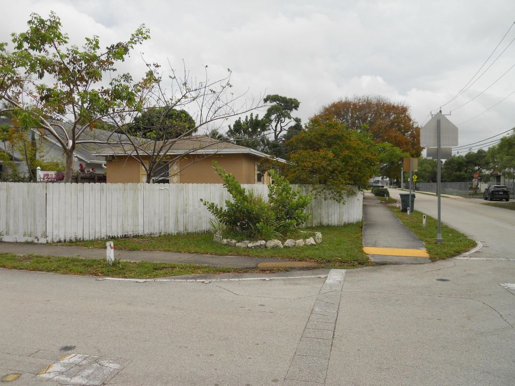Photo of 3290 NE 10th Avenue, Oakland Park, FL 33334 (MLS # B26023909)