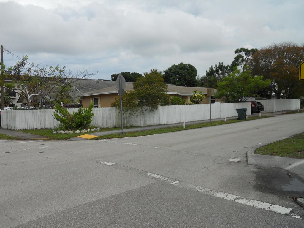 Photo of 3290 NE 10th Avenue, Oakland Park, FL 33334 (MLS # B26023909)