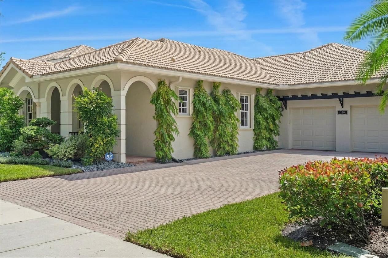 136 Via Santa Cruz, Jupiter, FL, 33458/$1,495,000 2 136 Via Santa Cruz