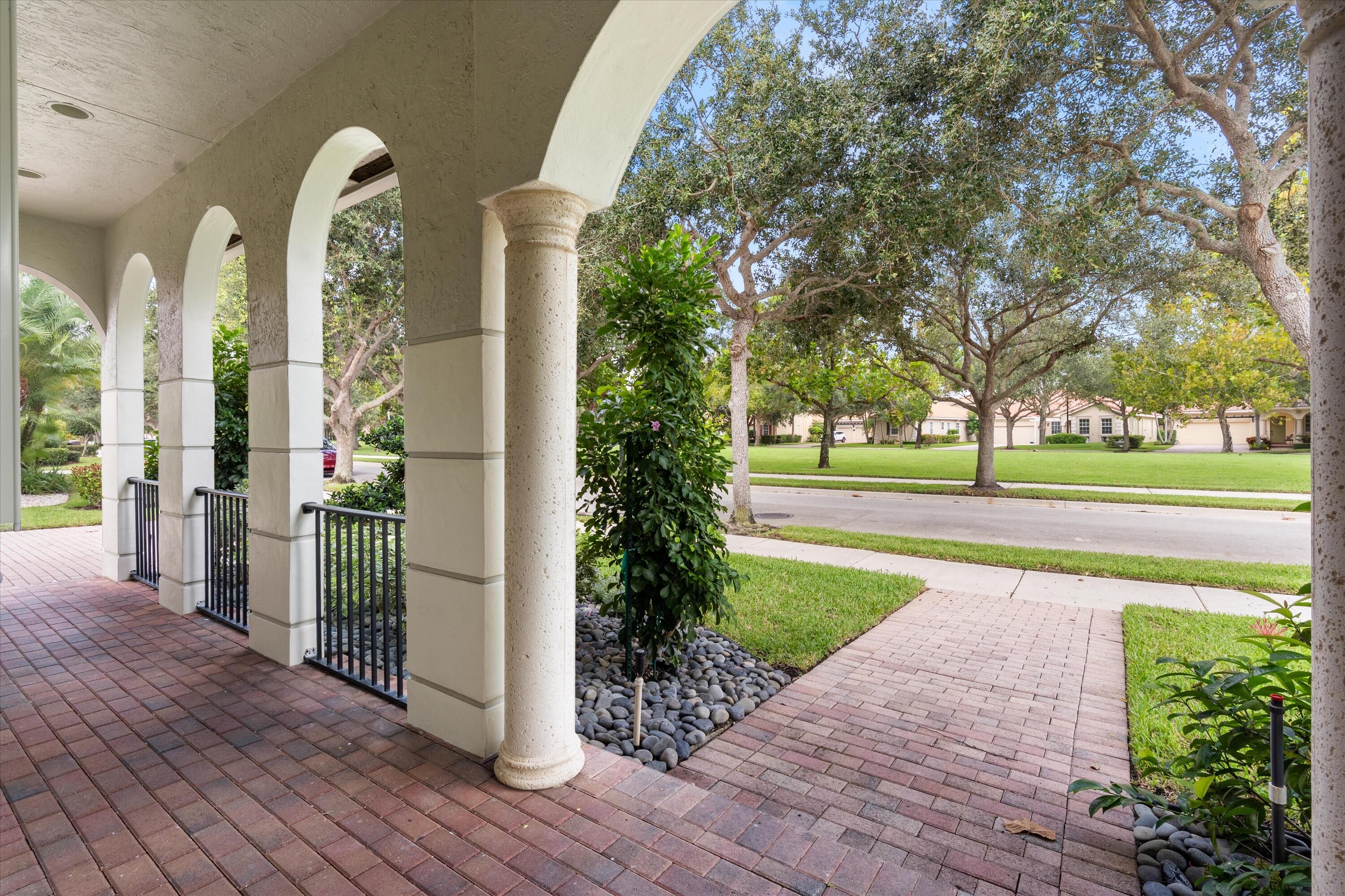 136 Via Santa Cruz, Jupiter, FL, 33458/$1,495,000 3 136 Via Santa Cruz