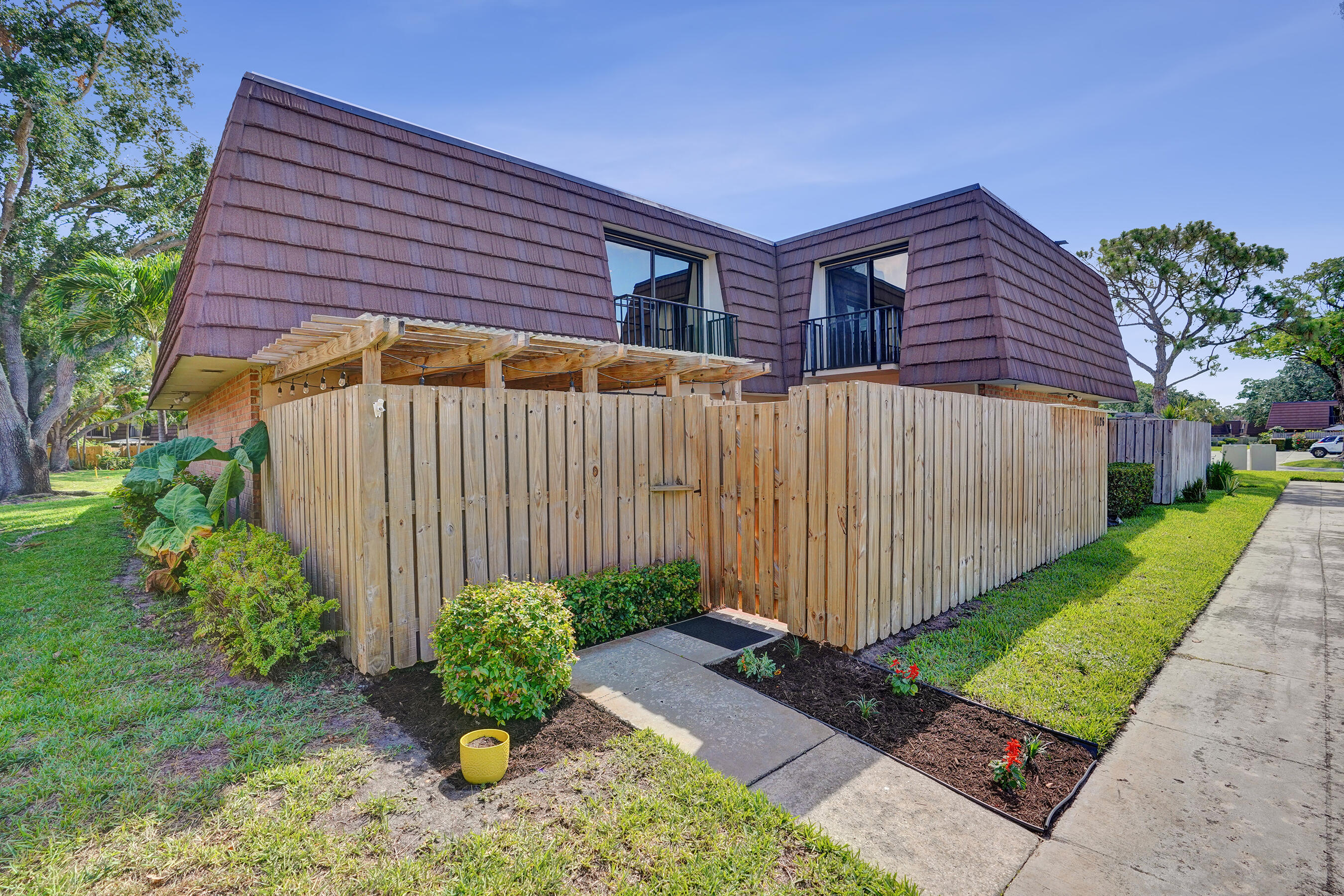GARDEN LAKES AND GARDEN SQUARE SHOPS - Residential