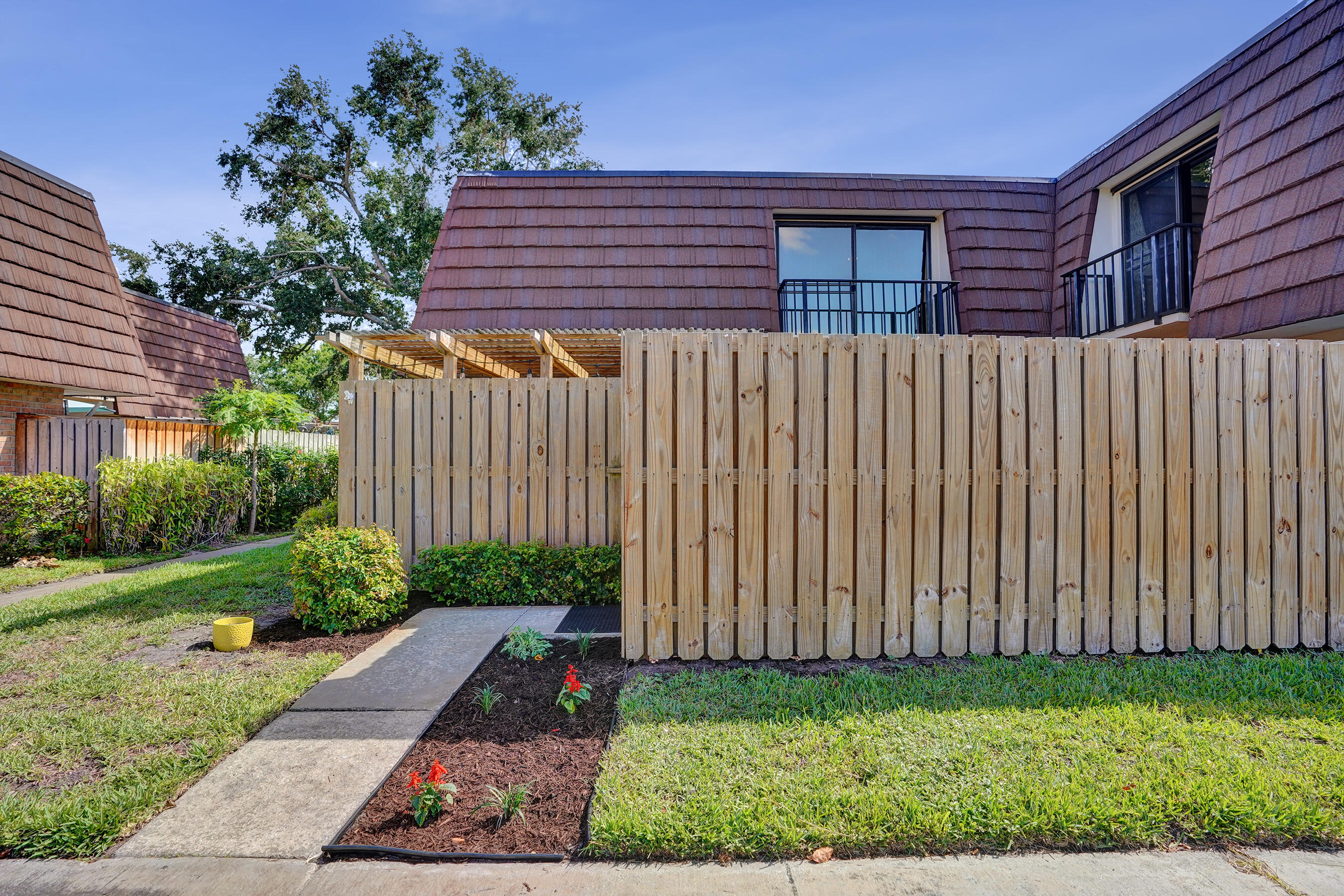 GARDEN LAKES AND GARDEN SQUARE SHOPS - Residential