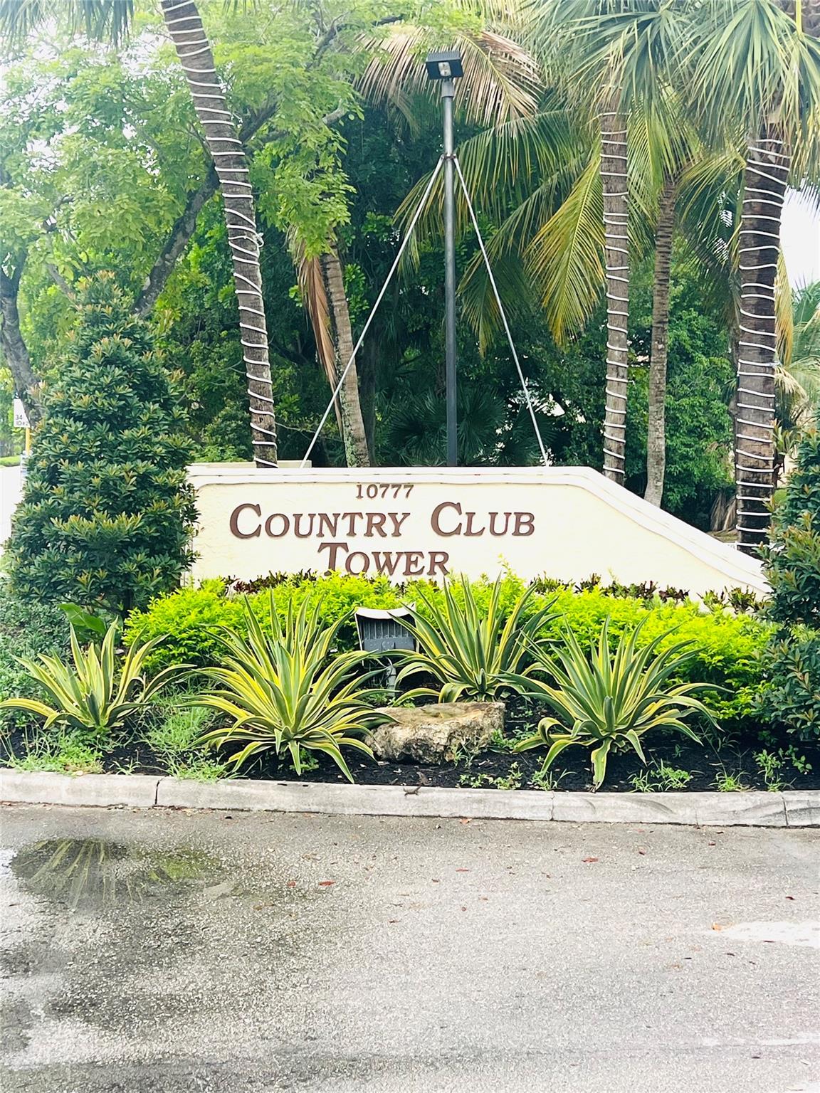 Cable and Internet Included Absolutely Beautiful, Super Clean, Fully Furnished Condo Located in West Coral Springs. This condo is fully furnished, includes internet, basic cable, water, 24 hour security, amazing views and more!!! Hurry, this one won't last!!!