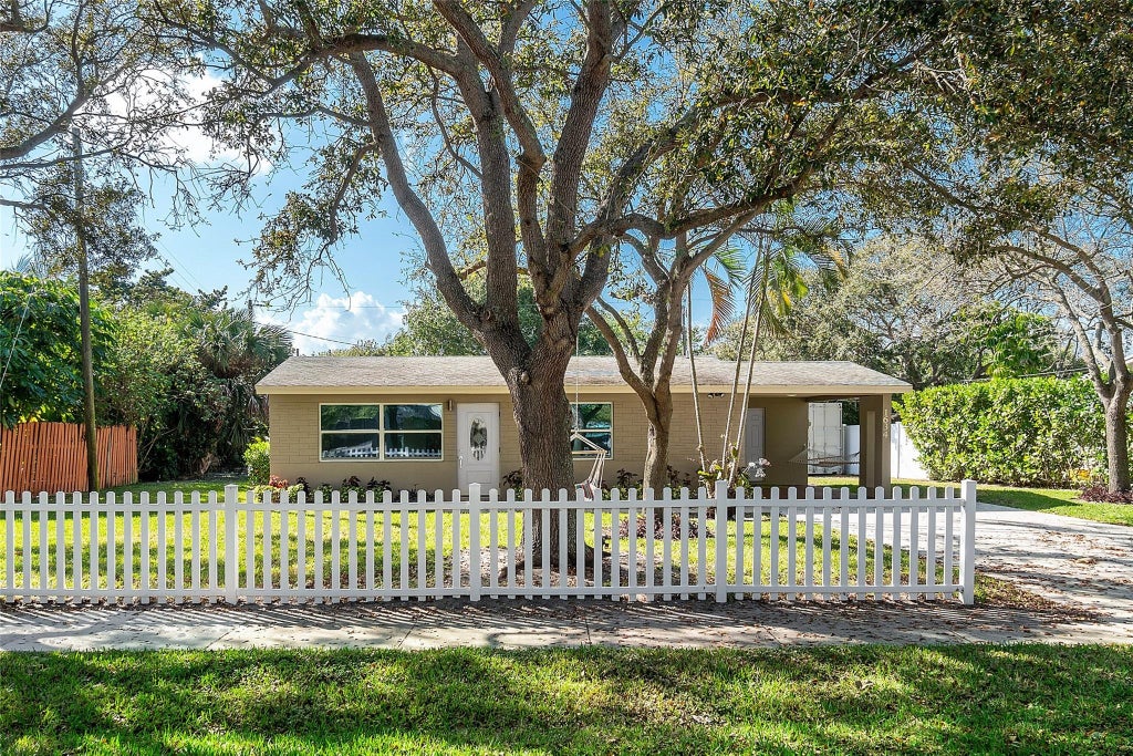 Photo of 1634 NE 3rd Avenue, Delray Beach, FL 33444 (MLS # B26044267)
