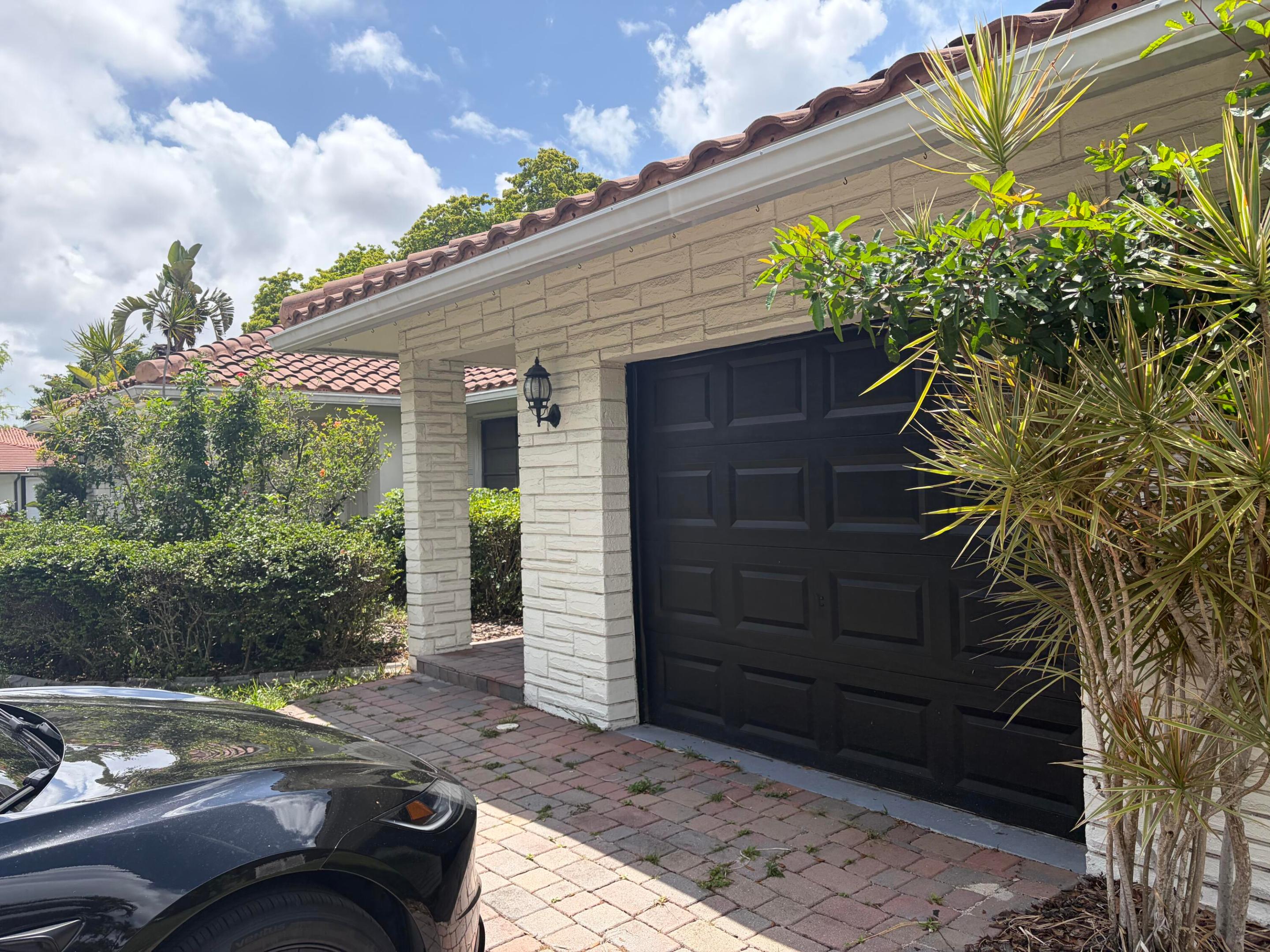 CORAL SPRINGS UNIVERSITY DRIVE - Residential Income