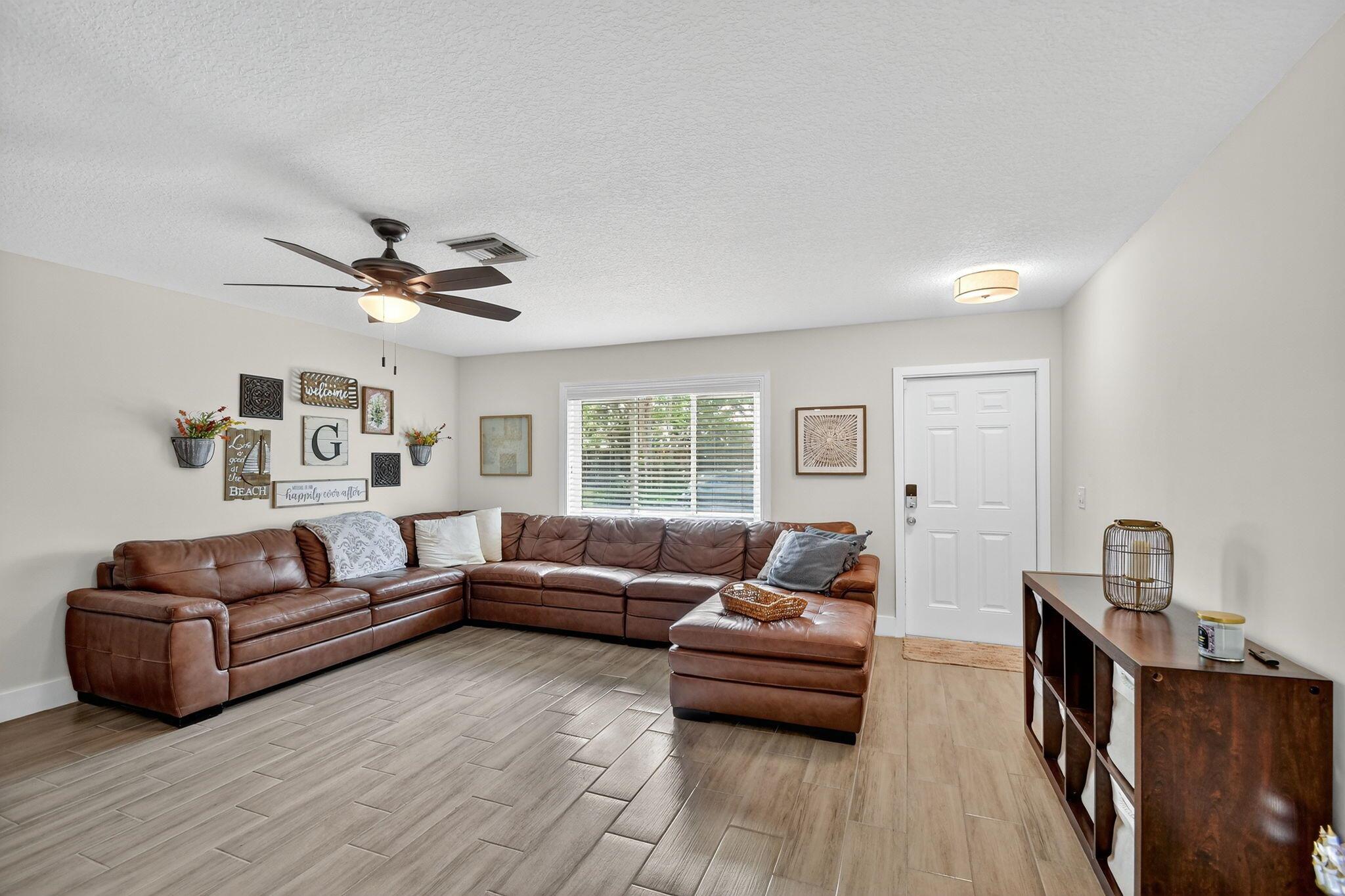 735 La Costa Way