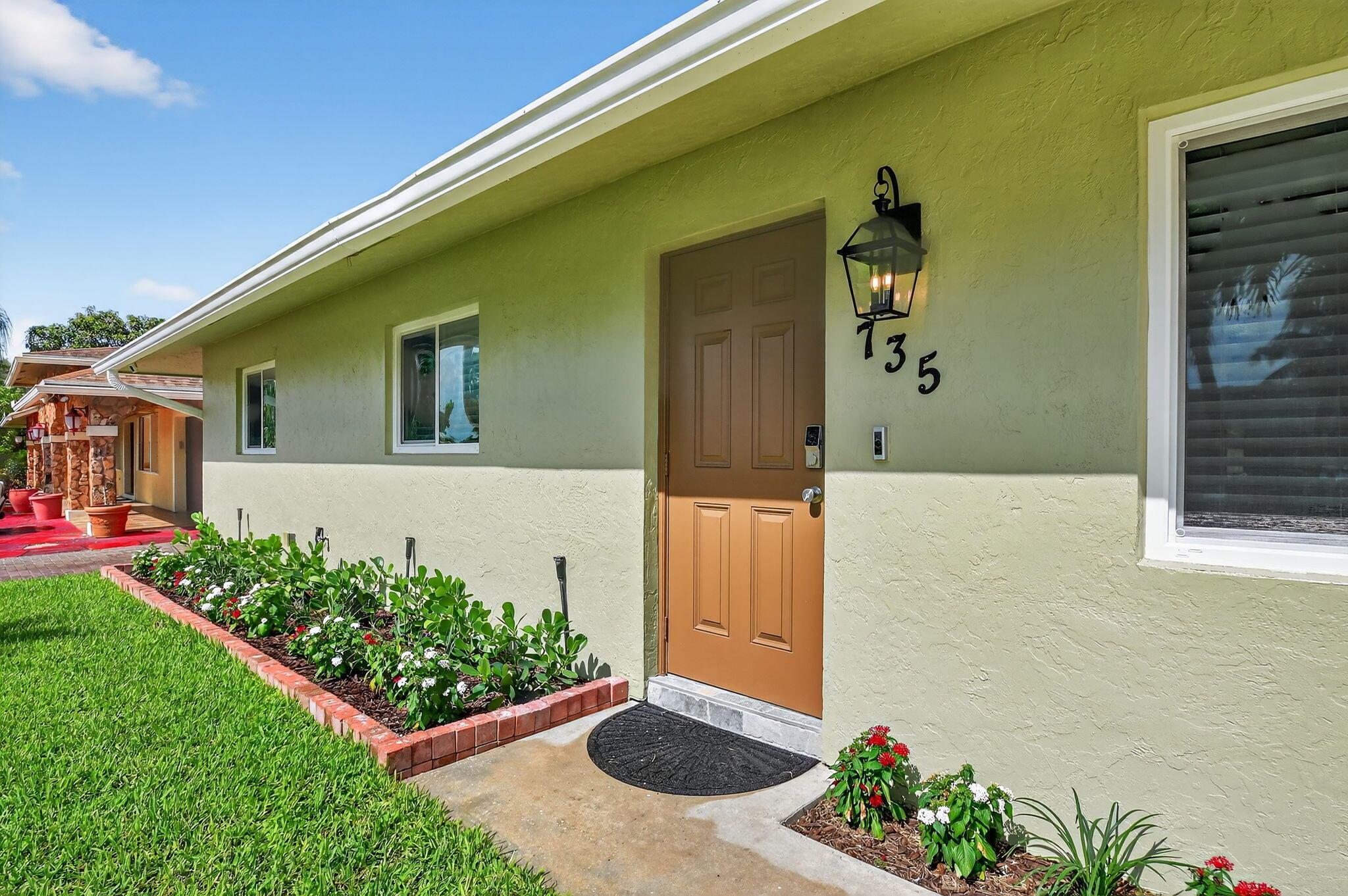735 La Costa Way