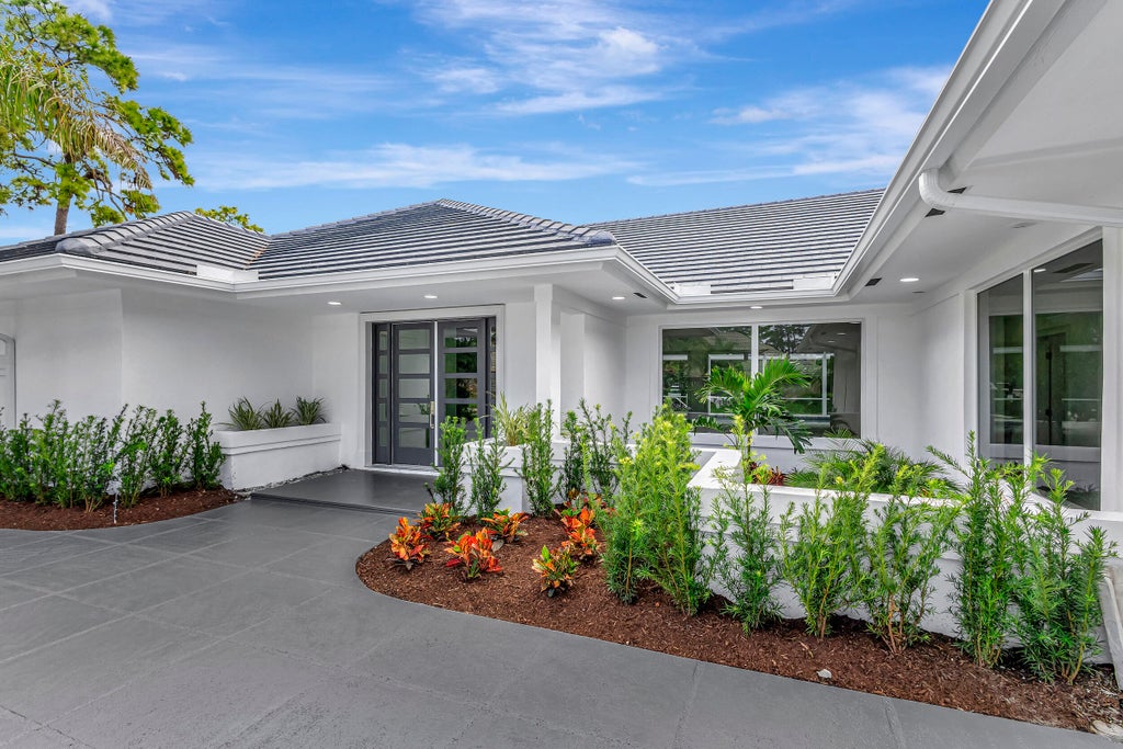 Photo of 17 Surrey Road, Palm Beach Gardens, FL 33418 (MLS # R10935615)
