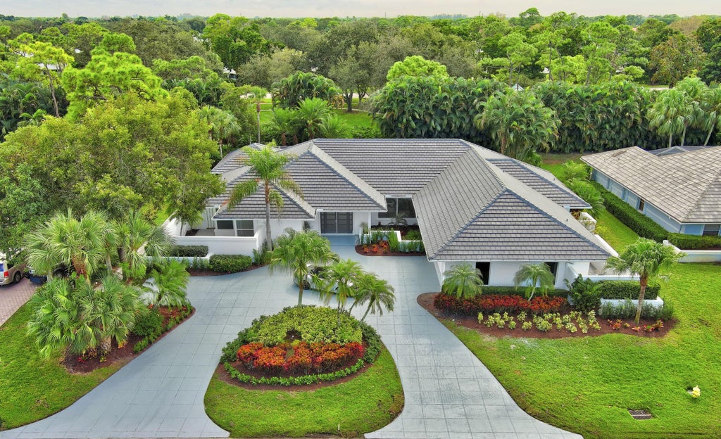 Photo of 17 Surrey Road, Palm Beach Gardens, FL 33418 (MLS # R10935615)