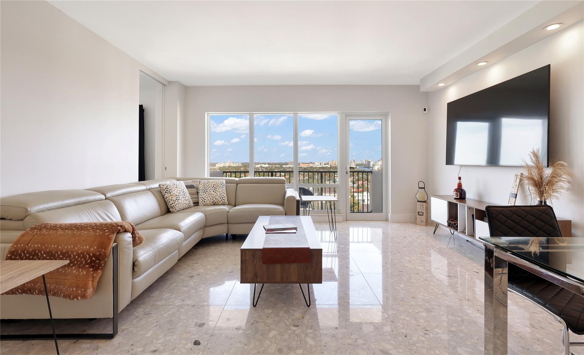 340 Sunset Dr 1808