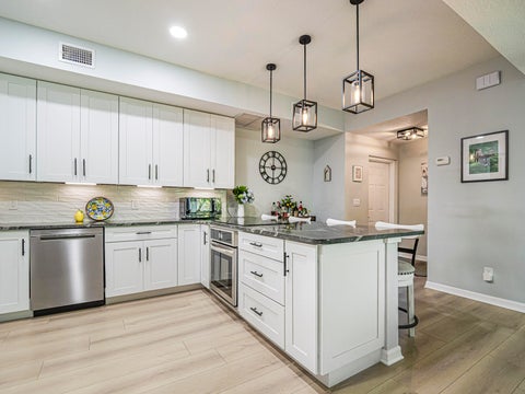 Tiny photo for 524 7th Square, Vero Beach, FL 32962 (MLS # B26055056)