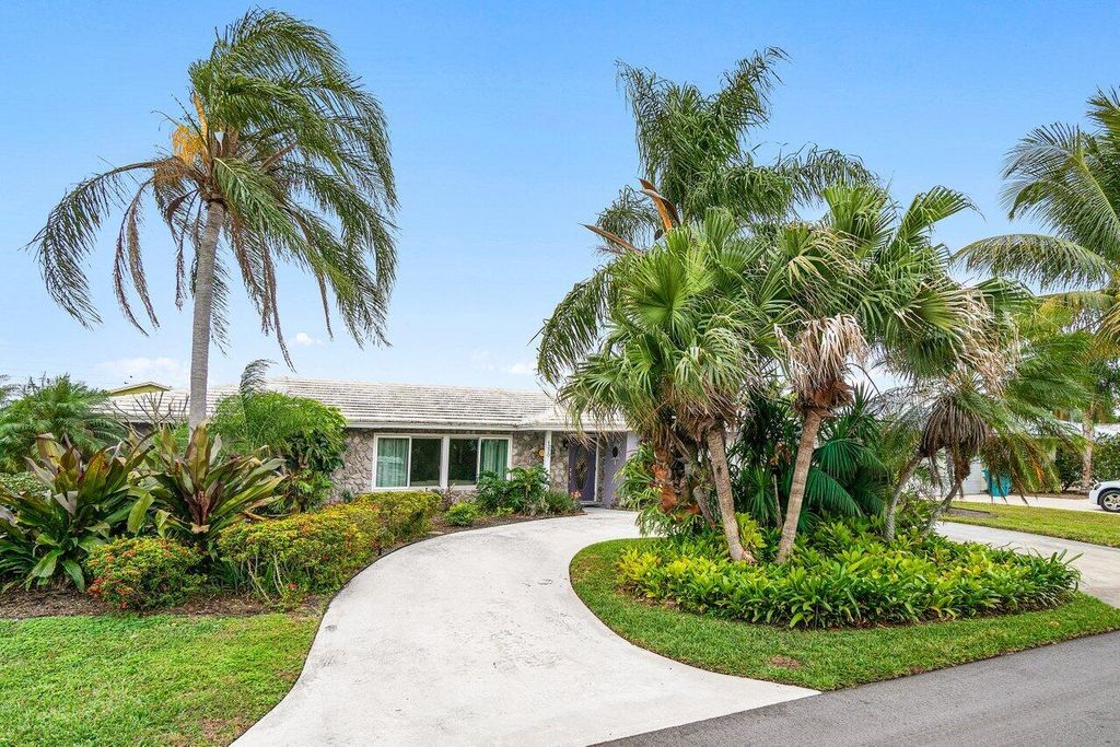 Photo of 1220 SW 25th Place, Boynton Beach, FL 33426 (MLS # R11154277)