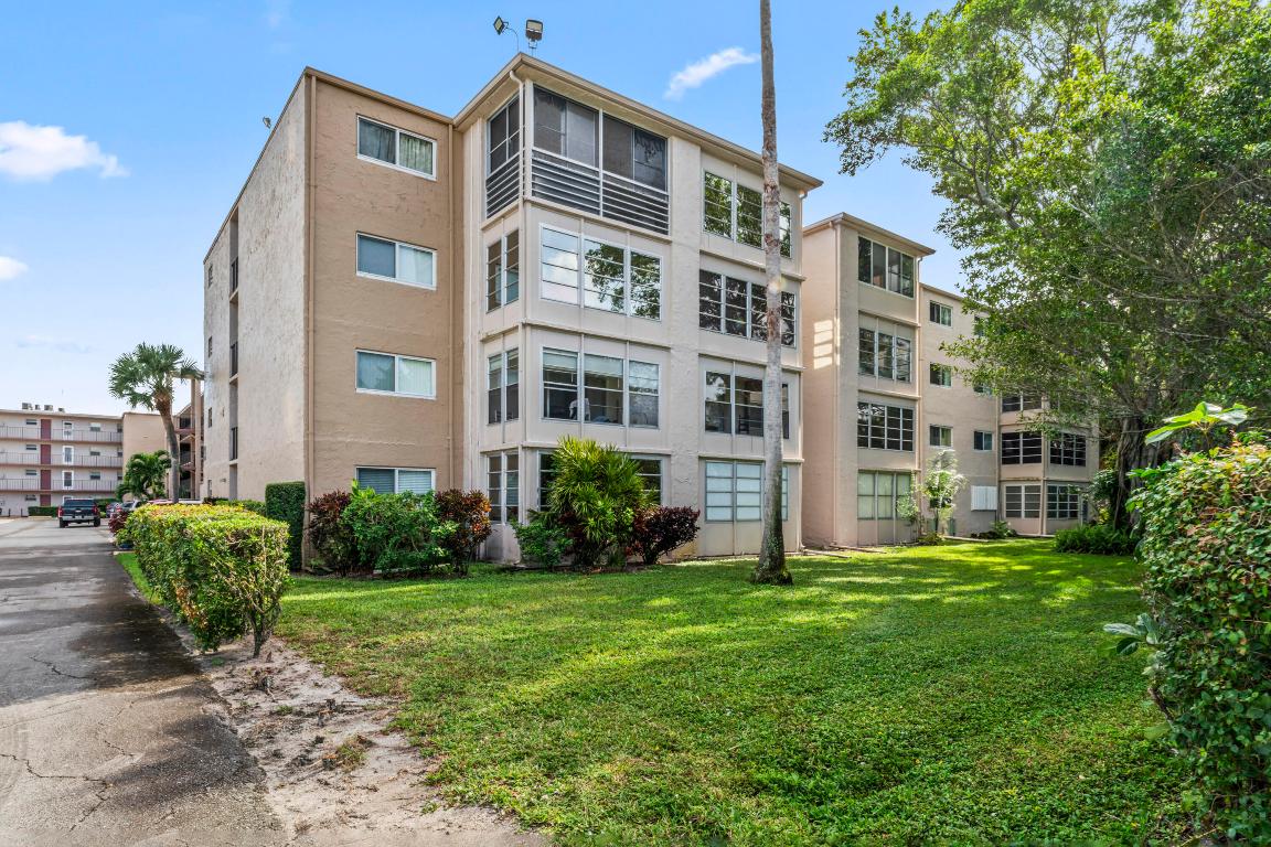 LAKESIDE VILLAGE CONDO 10 - Residential