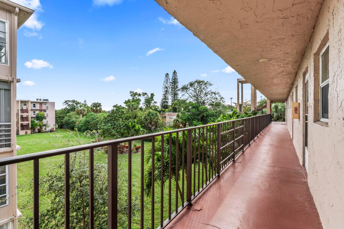 LAKESIDE VILLAGE CONDO 10 - Residential