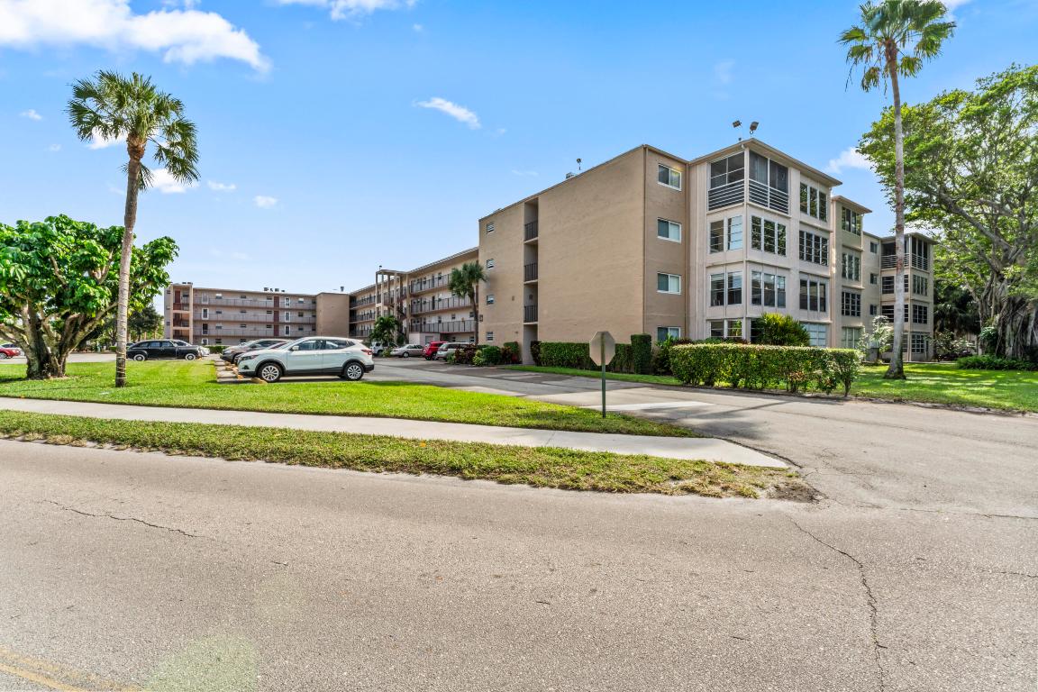 LAKESIDE VILLAGE CONDO 10 - Residential