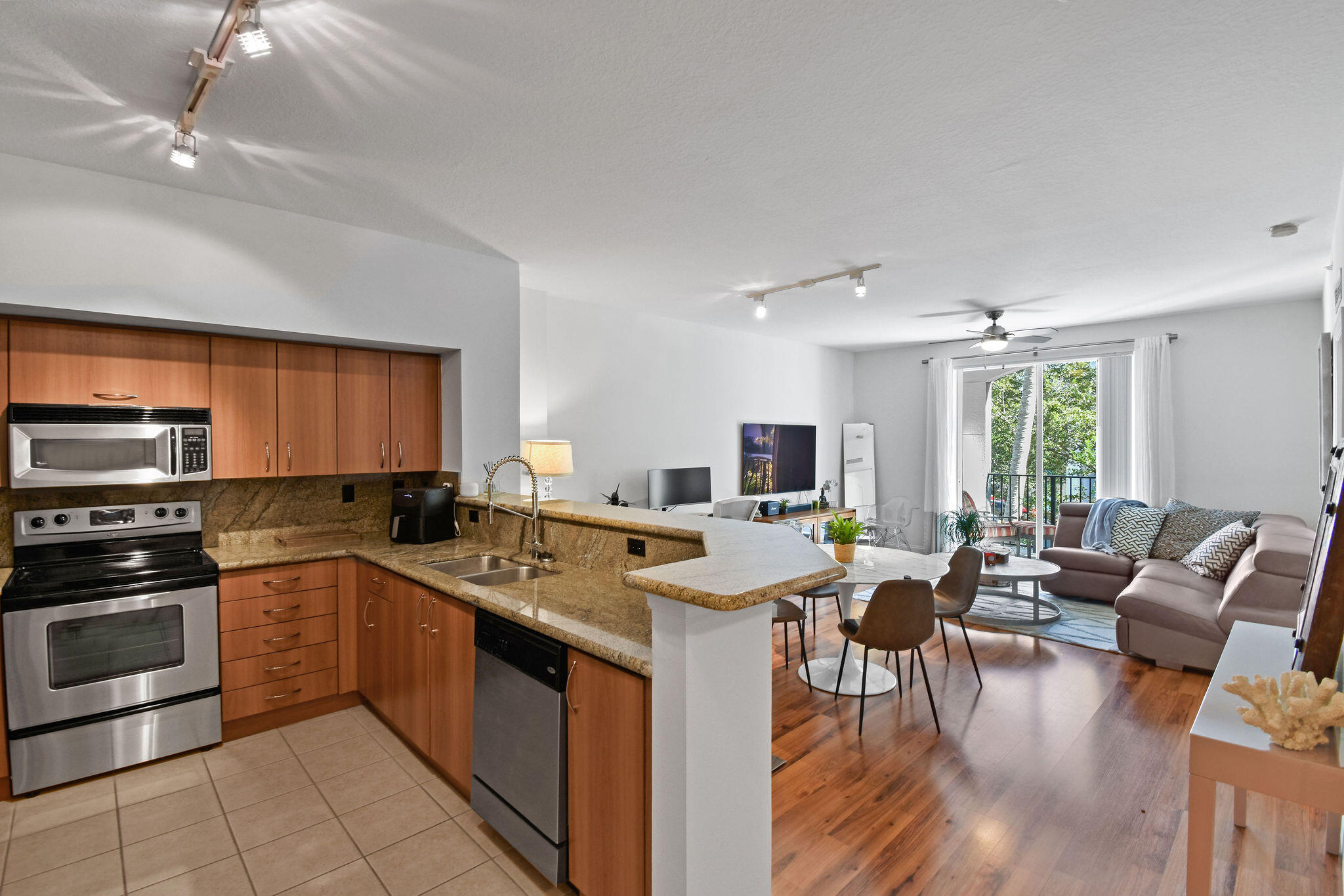 PINEAPPLE GROVE VILLAGE CONDO - Residential