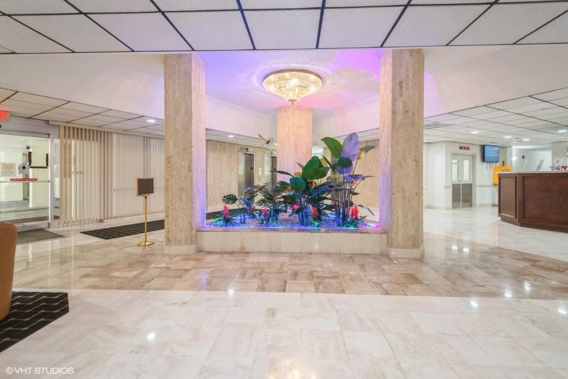 Country Club Towers - Residential