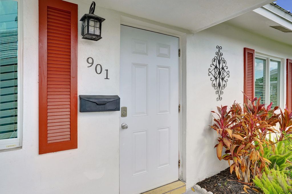 Photo of 901 SW 6th Avenue, Boynton Beach, FL 33426 (MLS # R11163840)