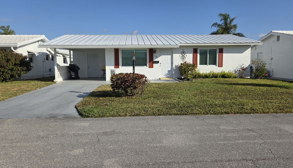 Photo of 901 SE 6th Avenue, Boynton Beach, FL 33426 (MLS # R11163840)