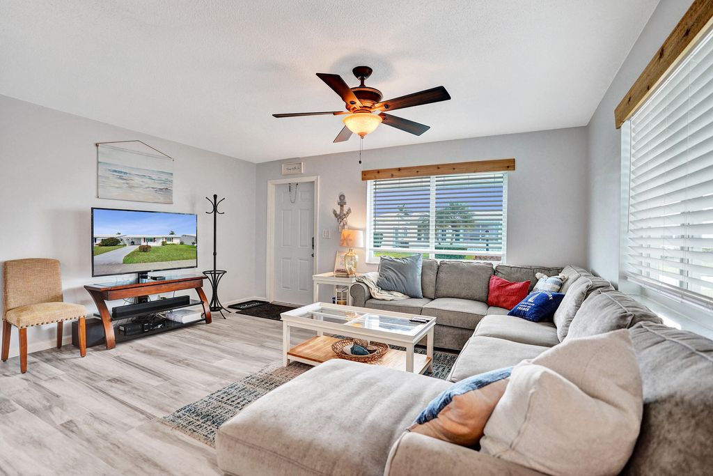 Photo of 901 SW 6th Avenue, Boynton Beach, FL 33426 (MLS # R11163840)